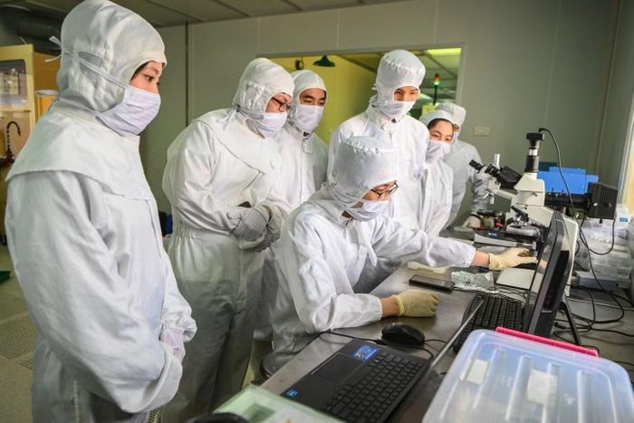  Các nhà khoa học làm việc trong phòng thí nghiệm giữa bối cảnh nhiều đề tài nghiên cứu vẫn chờ tháo gỡ cơ chế để triển khai. 