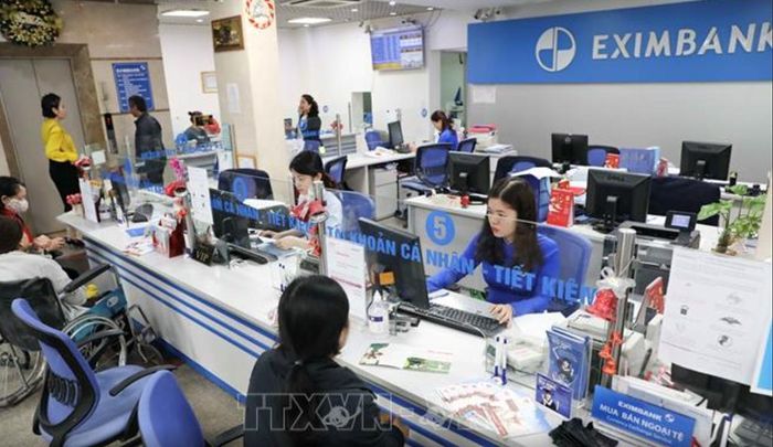 Khách hàng đến giao dịch tại Eximbank. Ảnh: Thanh Tùng - TTXVN