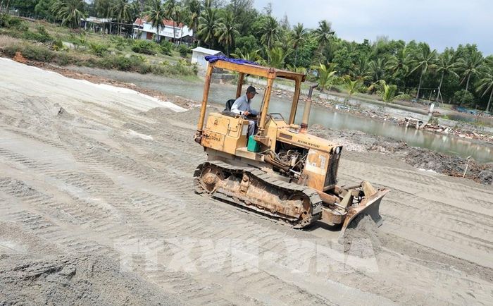 Các đơn vị thi công đường ven biển Võ Chí Công, thành phố Đà Nẵng, đang đẩy nhanh tiến độ đưa dự án về đích theo đúng kế hoạch. Ảnh: Trần Tĩnh - TTXVN 