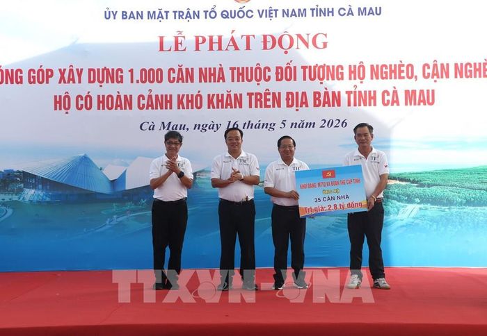 Khối Đảng, MTTQ và Đoàn thể tỉnh trao tặng bảng tượng trưng 35 căn nhà trị giá 2,8 tỷ đồng. Ảnh: Tuấn Phi - TTXVN