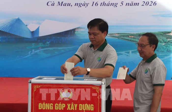 Các sở, ngành tỉnh Cà Mau tham gia ủng hộ tại lễ phát động. Ảnh: Tuấn Phi - TTXVN