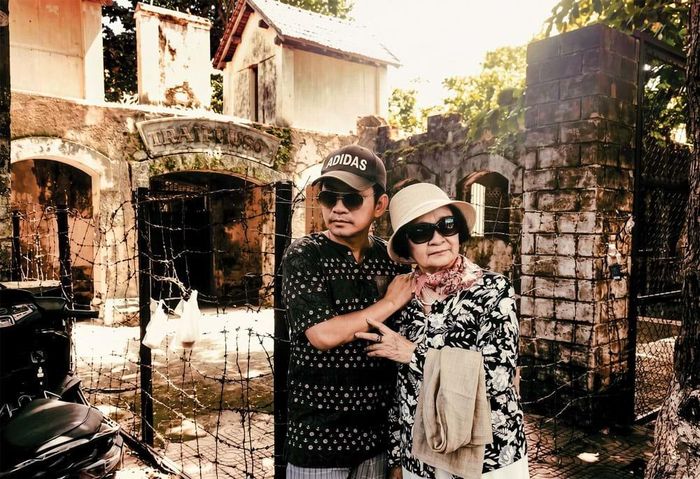 Quang Thành và mẹ về thăm mộ ba tại Côn Đảo.