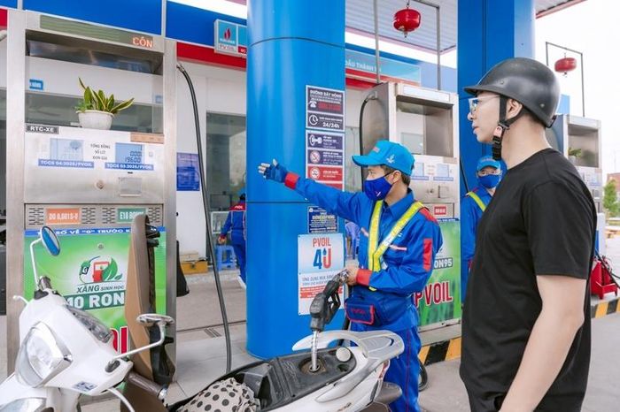 Quá trình thí điểm bán xăng E10 tạo ra tâm lý tin tưởng và giúp người tiêu dùng dần hình thành thói quen sử dụng nhiên liệu thân thiện với môi trường.