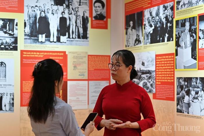 Cô Nguyễn Thị Gấm - Hiệu trưởng Trường Tiểu học và THCS Bằng Hành, Tuyên Quang chia sẻ với phóng viên Báo Công Thương tại Khu di tích Chủ tịch Hồ Chí Minh. Ảnh: Nam Nguyễn