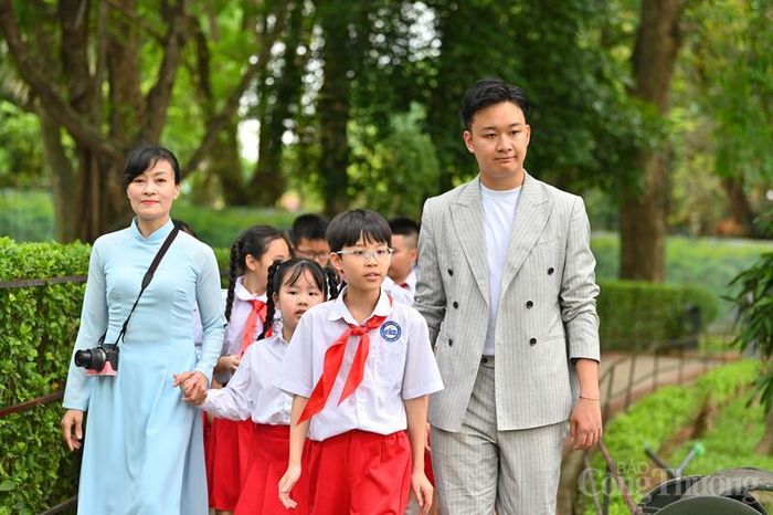 Tháng 5, nhiều đoàn học sinh trong cả nước đã đến Khu di tích để tham quan, học từ Bác những điều giản dị, nhỏ bé nhất. Ảnh: Nam Nguyễn