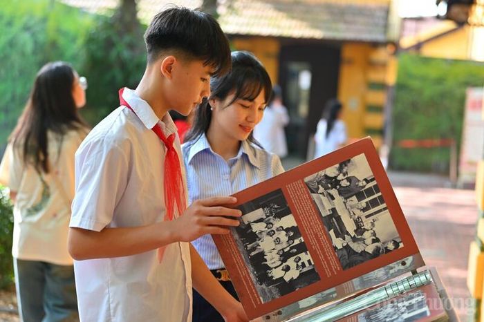 Em Nguyễn Ngọc Tú ấn tượng với ngôi nhà sàn - nơi Bác từng sống và làm việc trong những năm cuối đời. Ảnh: Nam Nguyễn