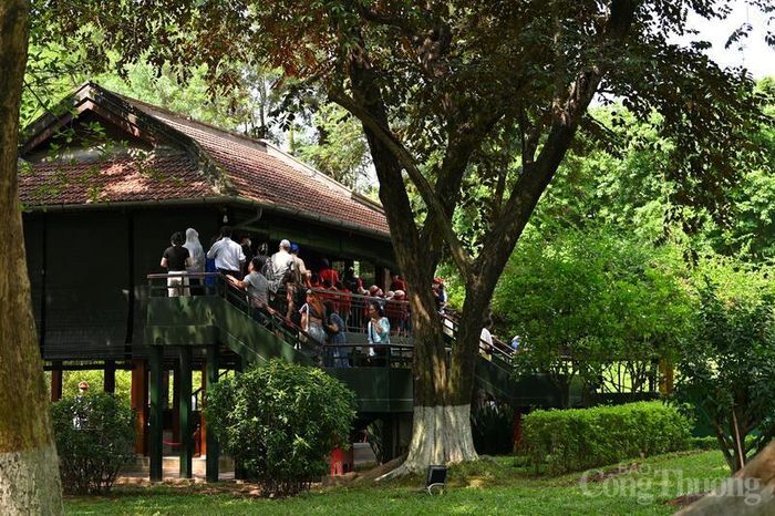 Trong tháng 5 này, Khu di tích Chủ tịch Hồ Chí Minh đón nhiều đoàn khách trong, ngoài nước. Ảnh: Nam Nguyễn