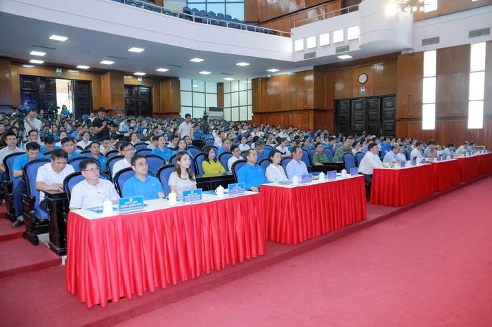 Các đại biểu và đông đảo đoàn viên, công nhân lao động tham dự hội nghị.