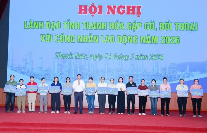Các đồng chí: Mai Xuân Liêm, Phó Chủ tịch Thường trực UBND tỉnh; Đỗ Thị Toán, Phó Chủ tịch Thường trực Ủy ban MTTQ Việt Nam tỉnh trao hỗ trợ cho công nhân mắc bệnh hiểm nghèo.