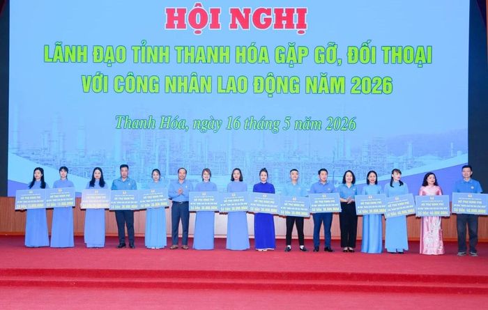 Đại diện Liên đoàn Lao động tỉnh trao hỗ trợ kinh phí cho các mô hình “Không gian văn hóa công nhân”.