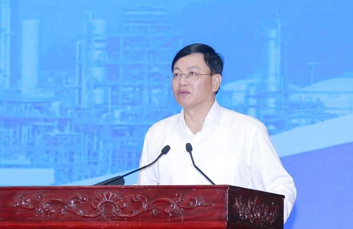 Phó Chủ tịch Thường trực UBND tỉnh Mai Xuân Liêm phát biểu tại hội nghị đối thoại.