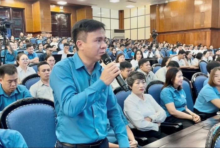 Anh Nguyễn Văn Trọn, Công đoàn Công ty TNHH giầy Annora Việt Nam đặt câu hỏi đối thoại.