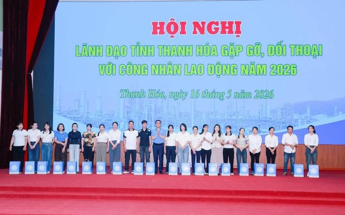 Đại diện lãnh đạo Ủy ban MTTQ Việt Nam tỉnh trao quà cho công nhân có hoàn cảnh khó khăn.