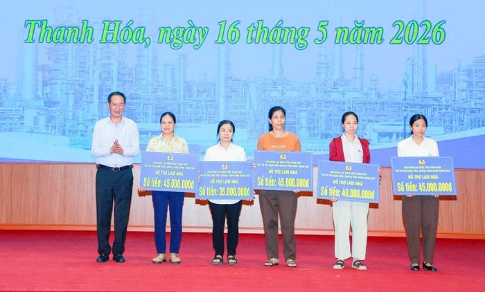 Đồng chí Trịnh Tuấn Sinh, Phó Bí thư Tỉnh ủy, Chủ tịch Ủy ban MTTQ Việt Nam tỉnh trao hỗ trợ xây dựng nhà “Mái ấm công đoàn” cho công nhân có hoàn cảnh khó khăn về nhà ở.