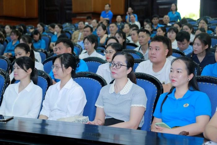 Đoàn viên công đoàn tham dự hội nghị.