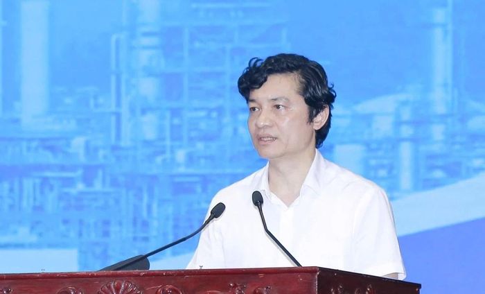 Ông Hoàng Ngọc Trung, Phó Giám đốc Sở Nội vụ trả lời câu hỏi của người lao động.