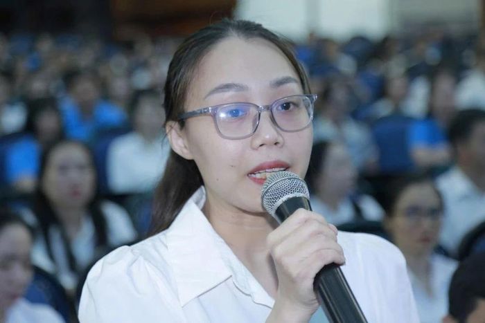 Chị Nguyễn Thị Vân Anh, đoàn viên Công đoàn Công ty TNHH giầy Sun Jade Việt Nam (Khu công nghiệp Lễ Môn) đặt câu hỏi đối thoại.