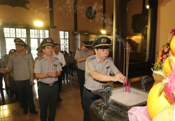 Lãnh đạo Thi hành án dân sự tỉnh dâng hương bày tỏ lòng biết ơn Chủ tịch Hồ Chí Minh.