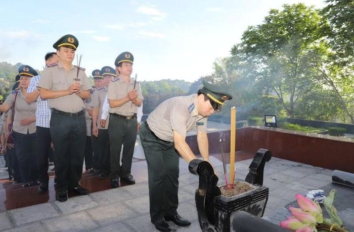 Lãnh đạo Thi hành án dân sự tỉnh dâng hương tại Tượng đài Thanh niên xung phong.