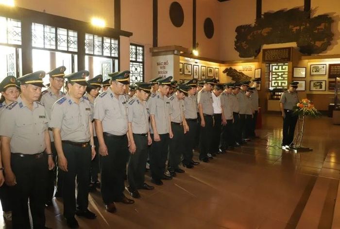 Đoàn đại biểu Thi hành án dân sự tỉnh Thanh Hóa dành phút mặc niệm, tưởng nhớ Chủ tịch Hồ Chí Minh vĩ đại.