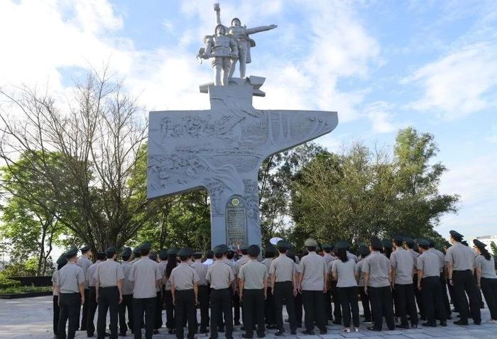 Đoàn đại biểu Thi hành án dân sự tỉnh dâng hương tưởng niệm tại Tượng đài Thanh niên xung phong.