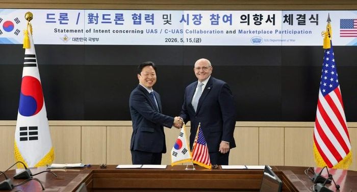 Tổng giám đốc Cục hoạch định trí tuệ nhân tạo quốc phòng hàn Quốc, ông Jeon Joon-boem (trái) và ông Patrick Mason, Phó trợ lý Bộ trưởng Lục quân Hoa Kỳ phụ trách xuất khẩu và hợp tác quốc phòng, tại lễ ký kết tuyên bố về hợp tác trong lĩnh vực hệ thống máy bay không người lái và chống máy bay không người lái tại Seoul. Ảnh: Yonhap.