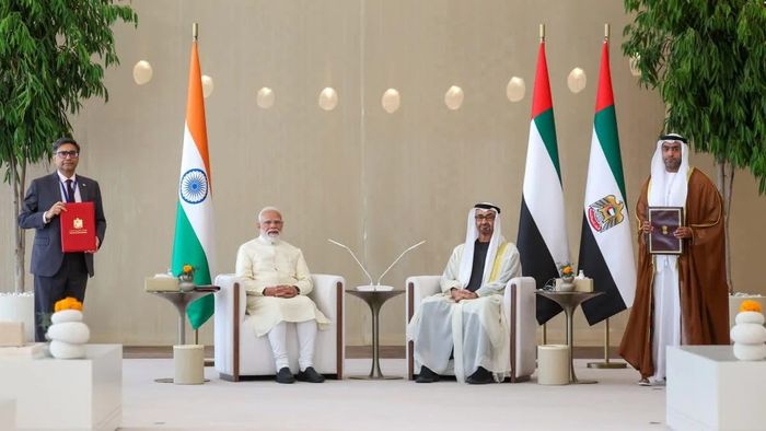Thủ tướng Narendra Modi và Tổng thống UAE Sheikh Mohamed bin Zayed Al Nahyan trong lễ ký kết Biên bản ghi nhớ giữa Ấn Độ và UAE tại Abu Dhabi ngày 15/5/2026. Ảnh: PTI