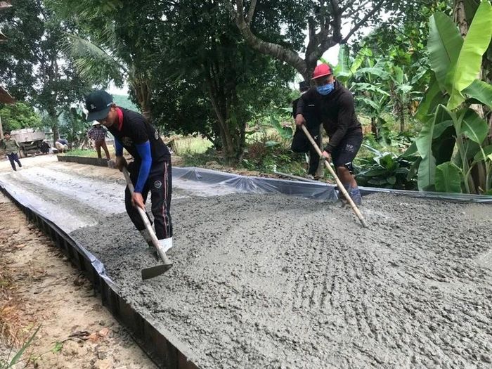 Những tuyến đường đất ở thôn Phú Thọ dần được thay thế bằng đường bê tông rộng rãi.