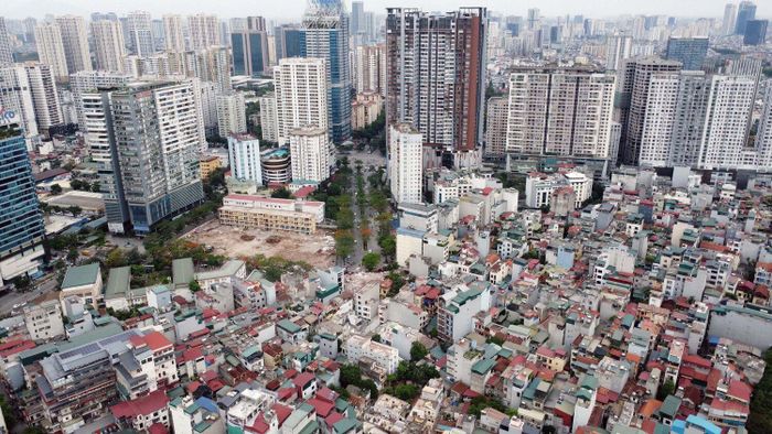 Vì vậy, hầu hết hạng mục phải xử lý thủ công, đòi hỏi các lực lượng phối hợp chặt chẽ để vừa bảo đảm an toàn, vừa giữ tiến độ chung của dự án, hạn chế tối đa ảnh hưởng tới đời sống của người dân trong khu vực. Trong ảnh là đoạn dự án giao với đường Ngụy Như Kon Tum.