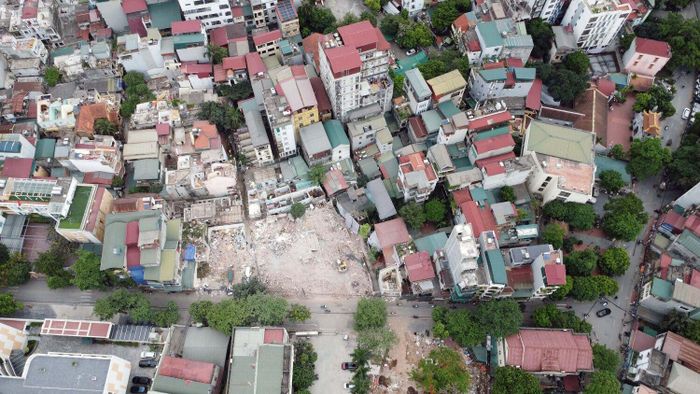 Nhiều vị trí nằm sâu trong các ngõ nhỏ, dài, mặt bằng chật hẹp, khiến máy móc phá dỡ và phương tiện vận chuyển phế thải khó tiếp cận.