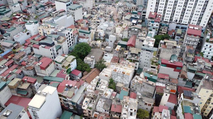 Để bảo đảm tiến độ, Hội đồng bồi thường, hỗ trợ và tái định cư đã thành lập 4 tổ chi trả, tổ chức tiếp nhận đăng ký của người dân trước 20h mỗi ngày, qua đó bố trí chi trả ngay trong ngày, hạn chế tối đa việc chờ đợi. Trong ảnh: Phần lớn nhà dân thuộc phường Thanh Xuân đã di dời.