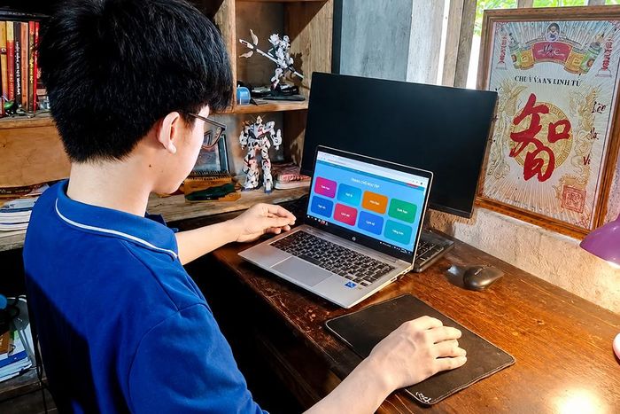  Em Nguyễn Đức Hòa dành nhiều thời gian nghiên cứu, hoàn thiện dự án Thư viện số - 11A1. 