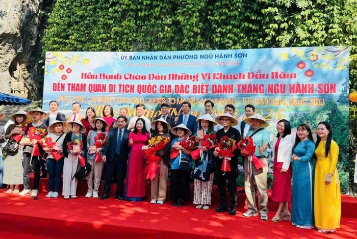 Địa phương tổ chức đón những vị khách đầu năm tham quan tại danh thắng Ngũ Hành Sơn. Ảnh: THU HÀ