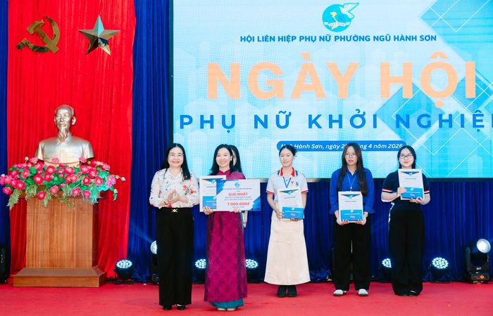 Lãnh đạo phường Ngũ Hành Sơn trao giải cho các ý tưởng khởi nghiệp tại ngày hội Phụ nữ khởi nghiệp năm 2026. Ảnh: NGỌC HÀ