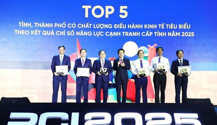 Phó Chủ tịch UBND thành phố Trần Chí Cường (thứ 2, bên phải qua) nhận chứng nhận và Kỷ niệm chương Top 5 tỉnh, thành phố có chất lượng điều hành kinh tế tiêu biểu theo kết quả khảo sát PCI 2025. Ảnh: MAI QUẾ