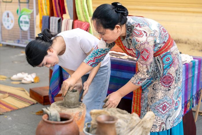 Không gian tương tác tại “Chăm Hội - Vũ khúc giao duyên” thu hút đông đảo công chúng trẻ tham gia trải nghiệm di sản. Ảnh: ĐVCC