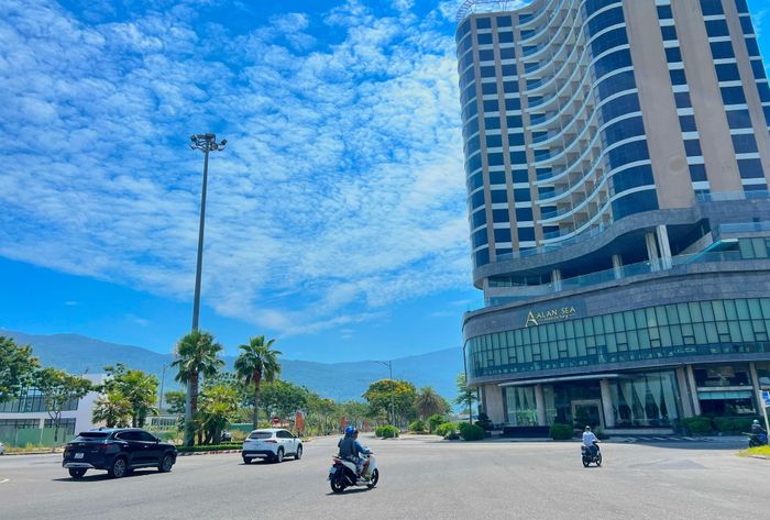 Một góc trục đường Lê Đức Thọ nối thẳng cầu Thuận Phước, kết nối hai bờ đông - tây của Sơn Trà Innovation Zone. Ảnh: VĂN HOÀNG