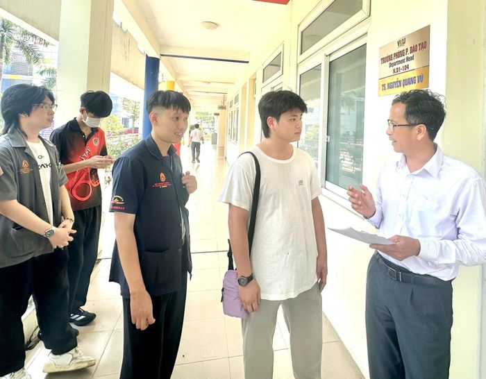 Sinh viên Thái Lan trải nghiệm môi trường học tập, thực tập tại Trường Đại học Công nghệ thông tin và Truyền thông Việt - Hàn. Ảnh: THU HÀ
