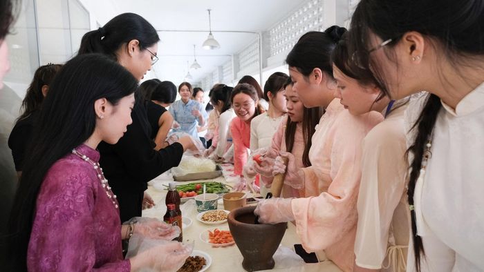 Sinh viên Đại học Đà Nẵng trải nghiệm các món ăn truyền thống tại Thái Lan. Ảnh: NTCC