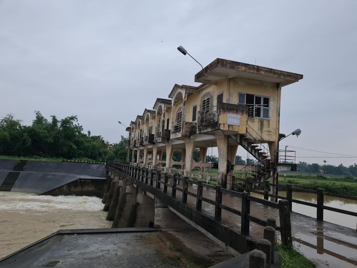 Đập ngăn mặn trên sông thuộc phường Điện Bàn Bắc. Ảnh: HOÀNG LIÊN