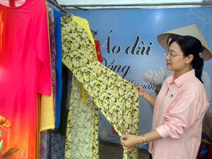 Gian hàng “Áo dài 0 đồng” tại ngày hội. Ảnh: KHÁNH LINH