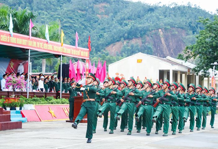 Kết thúc buổi lễ, Trung đoàn Bộ binh 971 tiến hành duyệt đội ngũ. Ảnh: NGỌC PHÚ