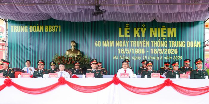 Chủ tịch HĐND thành phố Nguyễn Đức Dũng (thứ 3, bên trái sang), Phó Chủ tịch Thường trực UBND thành phố Hồ Kỳ Minh (thứ 4, bên phải sang) cùng các đại biểu dự lễ kỷ niệm. Ảnh: NGỌC PHÚ