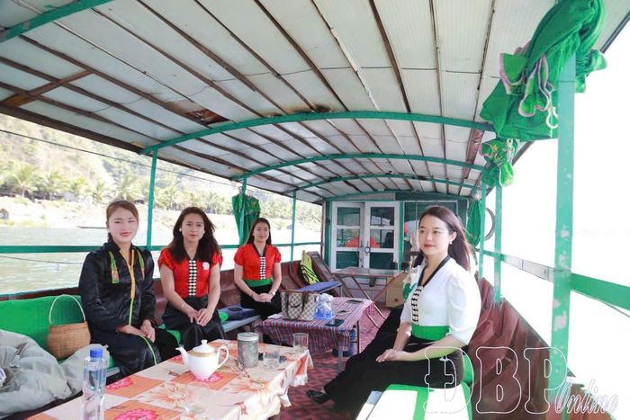Du khách đi thuyền, trải nghiệm ngắm cảnh sông nước trên sông Đà, phường Mường Lay.