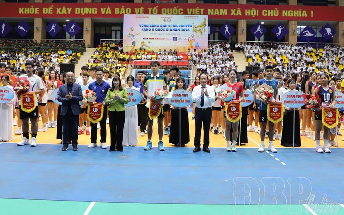 Lãnh đạo tỉnh và Liên đoàn Bóng chuyền Việt Nam trao cờ lưu niệm cho các đoàn tham dự.