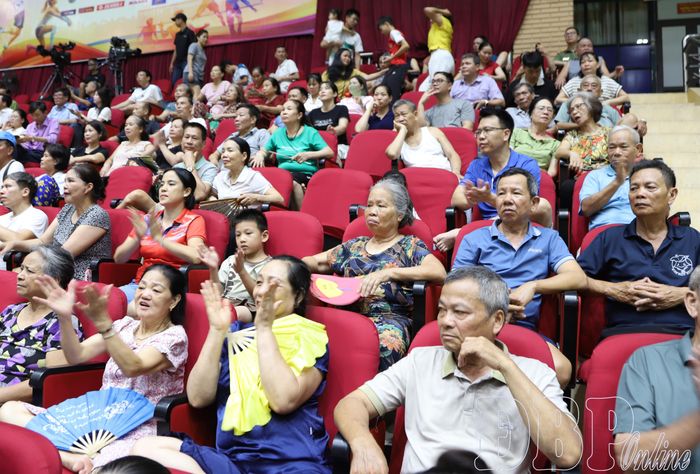 Đông đảo khán giả đến theo dõi và cổ vũ các vận động viên thi đấu.