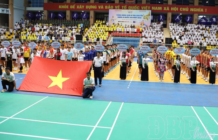 Thực hiện nghi thức Chào cờ tại lễ khai mạc.