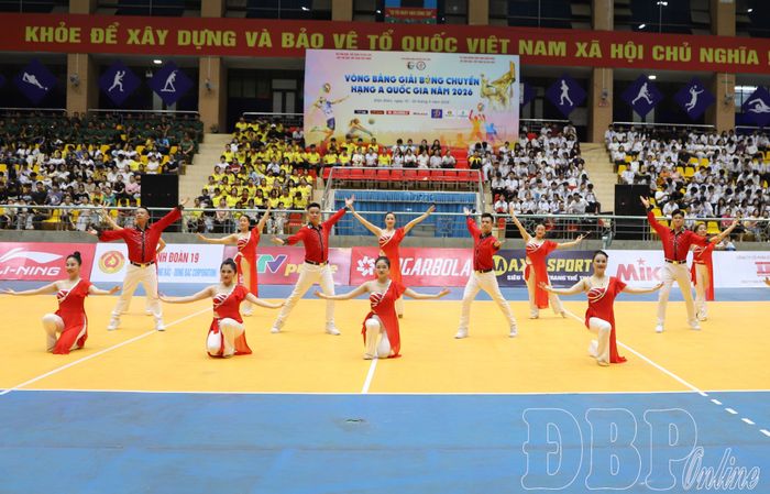 Tiết mục văn nghệ chào mừng tại lễ khai mạc vòng bảng Giải Bóng chuyền hạng A quốc gia năm 2026.