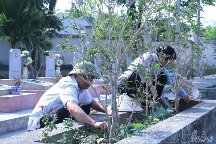 Vợ chồng bà Trần Thị Bảo và ông Trần Hải Âu (phường Điện Biên Phủ) thường xuyên dọn dẹp khuôn viên, chăm sóc các phần mộ tại Nghĩa trang Thanh niên xung phong.