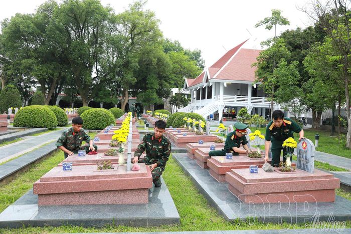Cán bộ, chiến sĩ Bộ Chỉ huy Quân sự tỉnh chăm sóc các phần mộ liệt sĩ tại Nghĩa trang Liệt sĩ quốc gia A1.